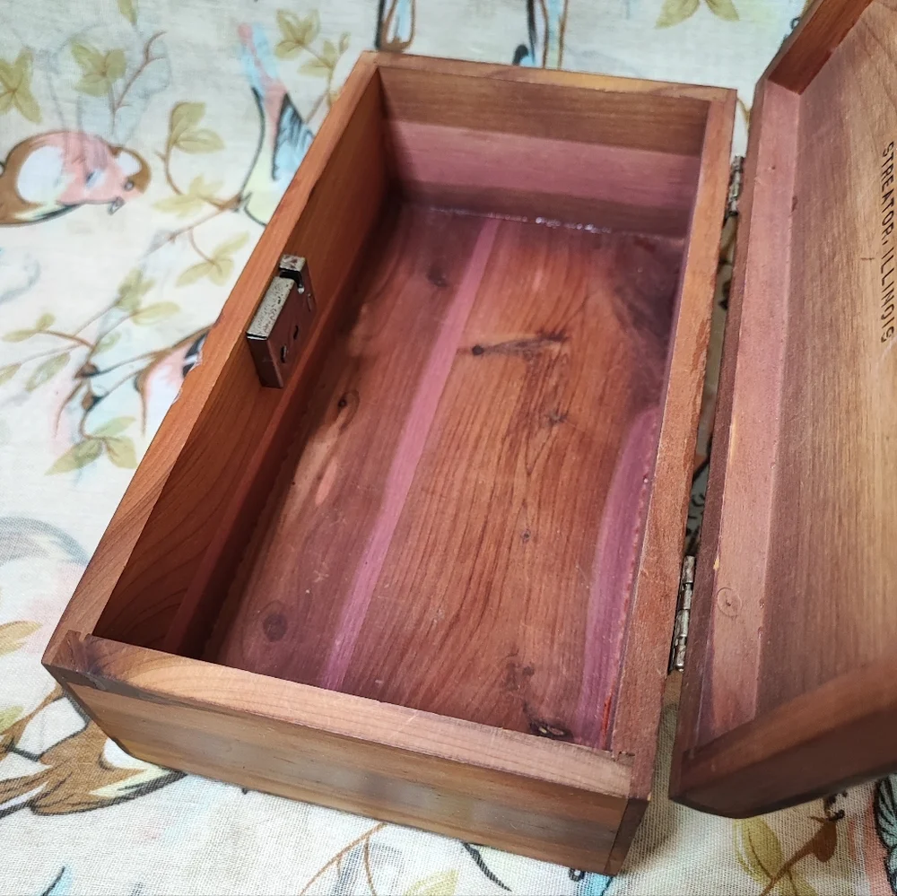 Lane Cedar Chest Salesman Sample Wood Jewelry Craft Stash Box *FLAW* NO KEY